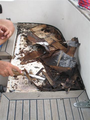 24 27. července 2008: Zatmco čekme Na Nhradn Dly K Motoru, Pokraujeme V úpravach Překližka pod teakem je nasáklá jak houba